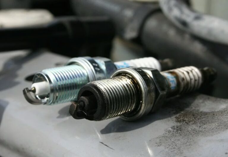 Las bujías desgastadas y los tironeos durante la aceleración