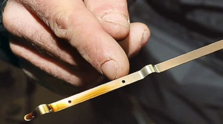 La correcta medición del nivel de aceite con varilla en un vehículo nivelado