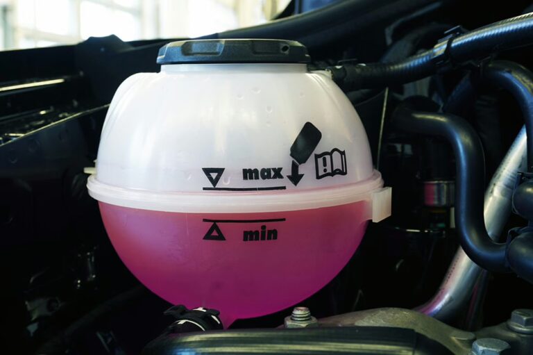 El depósito de expansión y la revisión del refrigerante en el sistema de enfriamiento